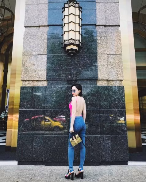  Trang phục thường ngày cũng vô cùng phóng thoáng