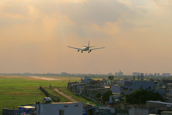 Những ngôi nhà nằm san sát cạnh sân bay Tân Sơn Nhất