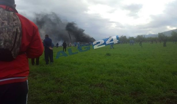 Khói bốc lên tại hiện trường vụ rơi máy bay ở Algeria. Ảnh: Twitter/Mirror