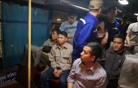 Nhóm công nhân bị bắt quả tang đánh bạc Nhóm công nhân bị bắt quả tang đánh bạc