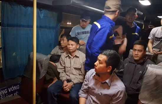 Nhóm công nhân bị bắt quả tang đánh bạc