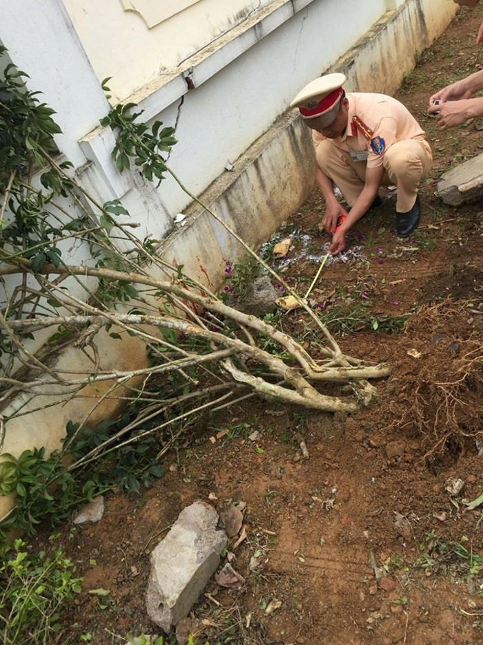 Công an đến hiện trường để điều tra vụ việc. Công an đến hiện trường để điều tra vụ việc.