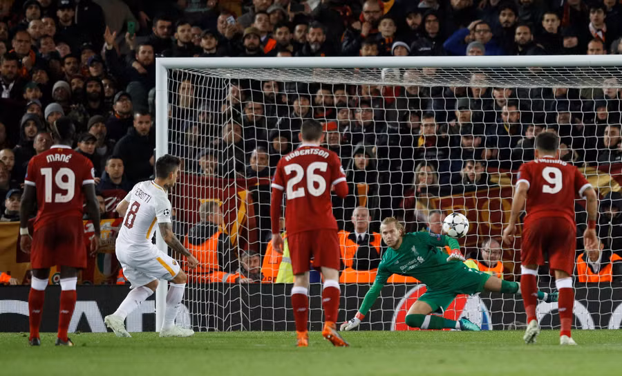 Pha sút penalty rút ngăn tỉ số xuống 2-5 cho Roma của Perotti. Ảnh: REUTERS