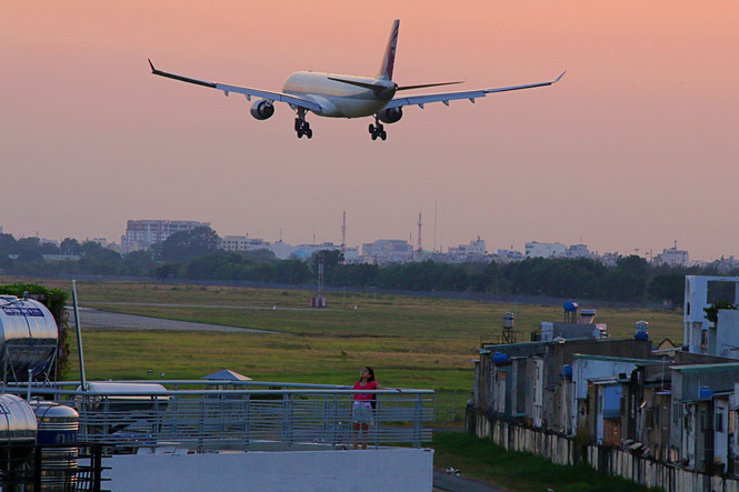 Người dân có thể nhìn và cảm nhận được những lần cất, hạ cánh của máy bay hay tiếng động cơ máy bay gầm rú trên đầu