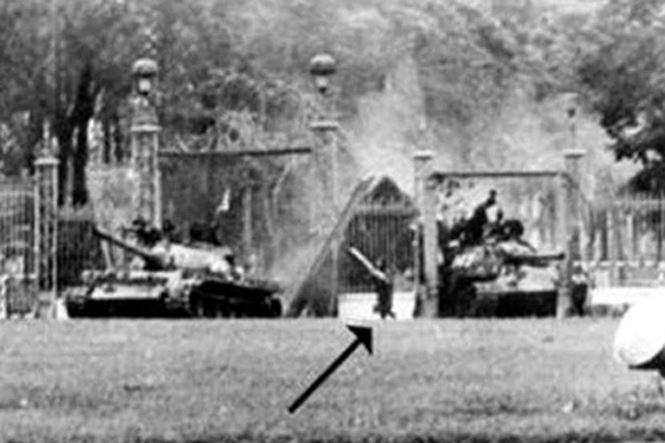 Tấm ảnh của nữ nhà báo Pháp Francoise Demulder chụp lại khoảnh khắc lịch sử ngày 30/4/1975: Xe tăng 390 húc văng hai cánh cửa cổng chính, còn xe tăng 843 bị kẹt ở cổng phụ bên trái Dinh Độc Lập. Đại đội trưởng Bùi Quang Thận xuống xe, cầm cờ chạy bộ vào Dinh Độc Lập (mũi tên). Tấm ảnh của nữ nhà báo Pháp Francoise Demulder chụp lại khoảnh khắc lịch sử ngày 30/4/1975: Xe tăng 390 húc văng hai cánh cửa cổng chính, còn xe tăng 843 bị kẹt ở cổng phụ bên trái Dinh Độc Lập. Đại đội trưởng Bùi Quang Thận xuống xe, cầm cờ chạy bộ vào Dinh Độc Lập (mũi tên).
