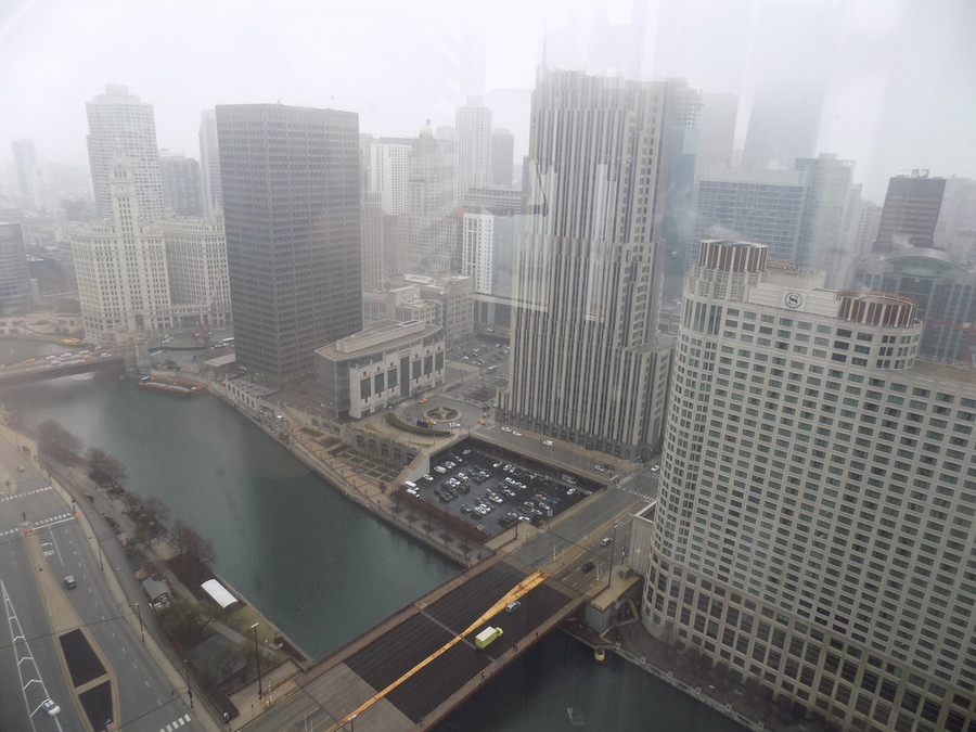 Quan sát Chicago trong màn sương sớm từ tầng cao khách sạn cũng là trải nghiệm thú vị. 