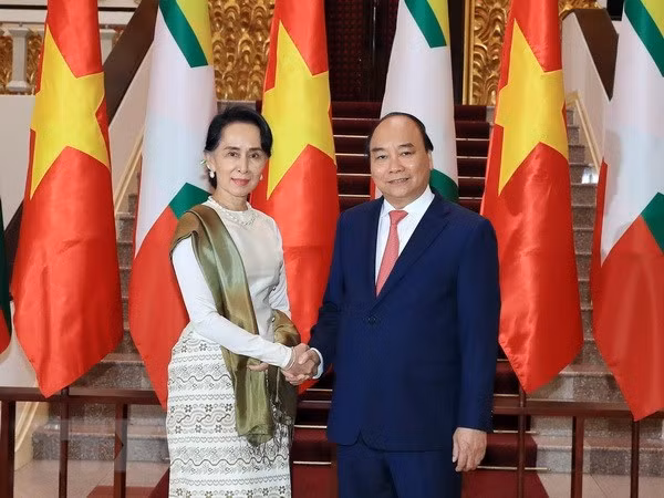  Thủ tướng Nguyễn Xuân Phúc và Cố vấn Nhà nước, Bộ trưởng Ngoại giao và Bộ trưởng Văn phòng Tổng thống Myanmar Aung San Suu Kyi.