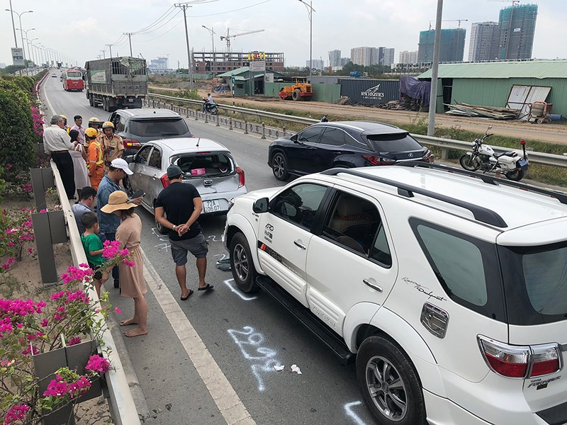 2 vụ va chạm liên hoàn xảy ra vào sáng ngày 29-4 trên cao tốc.
