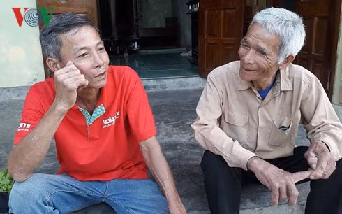 Ông Ngô Ty (áo đỏ) xem ông Tiếp là ân nhân cứu mạng.