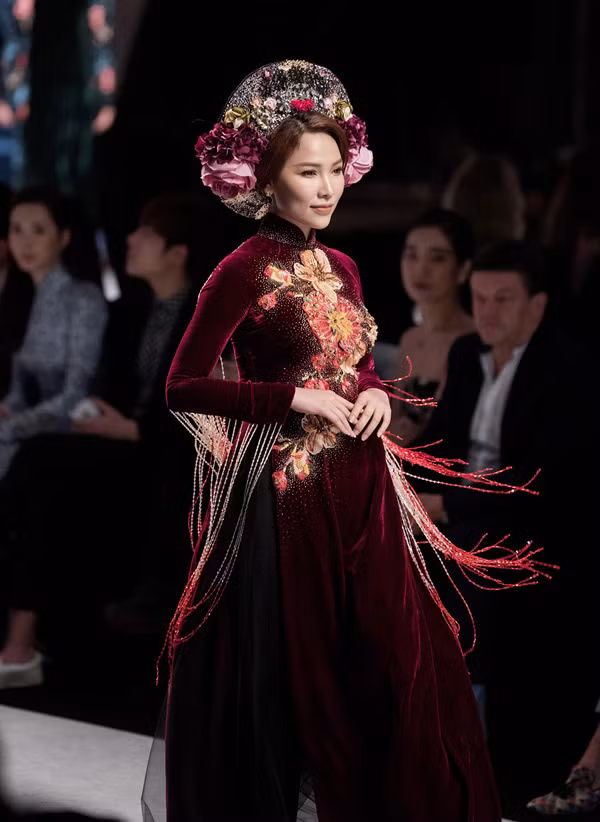 Quỳnh Thư catwalk với thần thái lạnh lùng, kiêu sa.