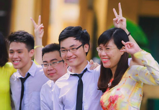 Ở trường, Thắng (thứ 3 từ trái sang) là học trò xuất sắc, Bí thư năng nổ, tính tình khiêm tốn và ôn hòa.