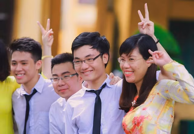 Ở trường, Thắng (thứ 3 từ trái sang) là học trò xuất sắc, Bí thư năng nổ, tính tình khiêm tốn và ôn hòa.