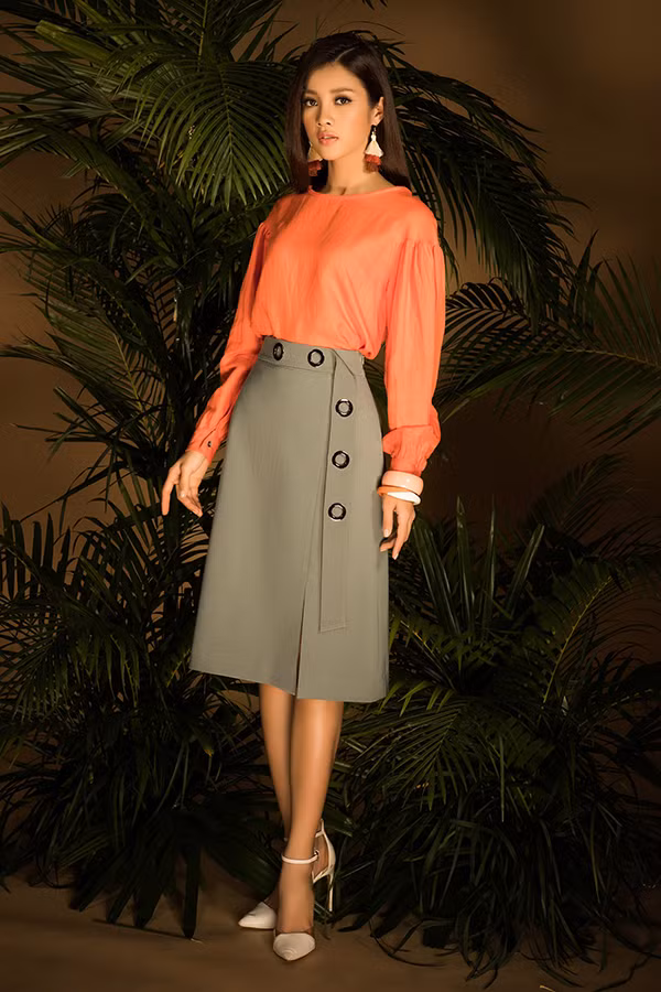 Cùng với sắc hoa rực rỡ, những tông màu bắt mắt cũng thường được ưa chuộng trong không khí mùa hè. Nó mang lại hình ảnh sống động và trẻ trung cho các bạn gái mê mặc đẹp.