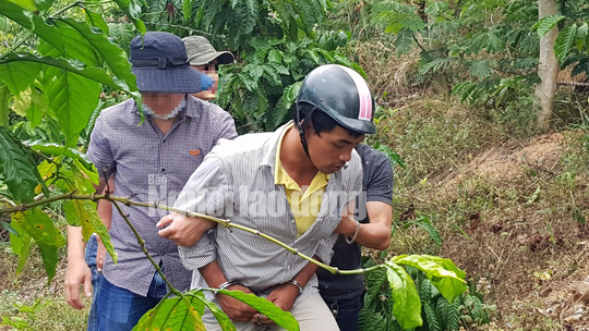 Lực lượng chức năng dẫn giải Vũ thực nghiệm hiện trường.