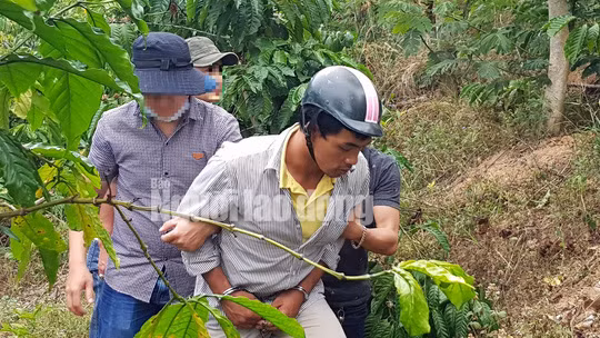 Lực lượng chức năng dẫn giải Vũ thực nghiệm hiện trường.