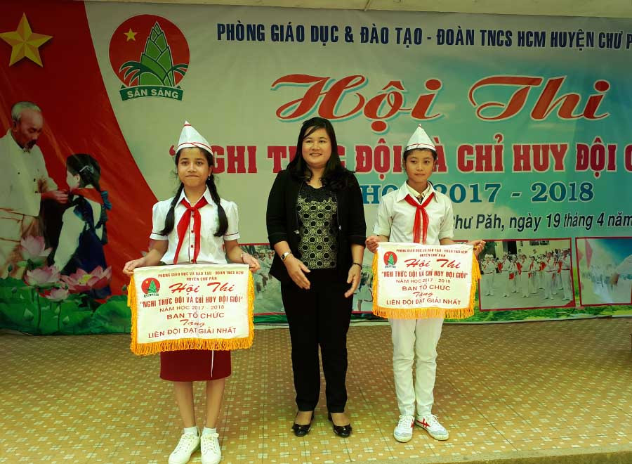 Bà Hồ Thị Thảo-Trưởng Phòng GD-ĐT huyện Chư Pah trao giải nhất cho Liên đội Trường THCS Dân tộc Nội trú huyện và THCS Ia Phí. Ảnh: Nam An Bà Hồ Thị Thảo-Trưởng Phòng GD-ĐT huyện Chư Pah trao giải nhất cho Liên đội Trường THCS Dân tộc Nội trú huyện và THCS Ia Phí. Ảnh: Nam An