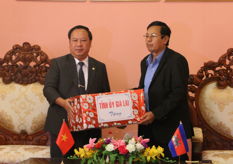 Phó Bí thư Tỉnh ủy Châu Ngọc Tuấn tặng quà cho lãnh đạo tỉnh Stung Treng. Ảnh: Trần Dung Phó Bí thư Tỉnh ủy Châu Ngọc Tuấn tặng quà cho lãnh đạo tỉnh Stung Treng. Ảnh: Trần Dung