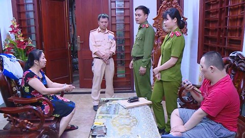 Lực lượng công an đột nhập, bắt tại chỗ các đối tượng.