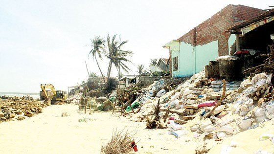 Đống đổ nát tại bờ biển phía Nam làng Long Thủy (Phú Yên).