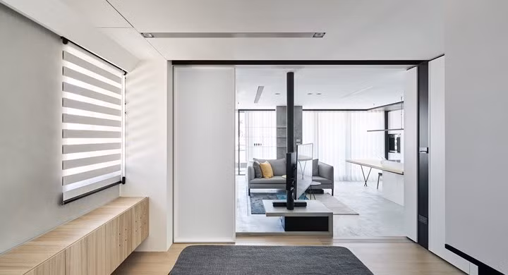 Nếu gia chủ muốn có sự riêng tư có thể sử dụng thêm màn cửa sát trần.