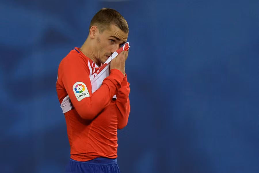  Sự thất vọng của Griezmann trong trận thua Sociedad. Ảnh: REUTERS