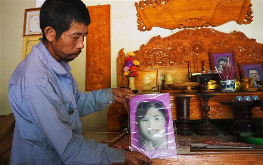 Ông Nguyễn Nhật Toàn, xã Cát Văn và di ảnh chị gái Nguyễn Thị Điều, hi sinh năm 20 tuổi. Ông Nguyễn Nhật Toàn, xã Cát Văn và di ảnh chị gái Nguyễn Thị Điều, hi sinh năm 20 tuổi.