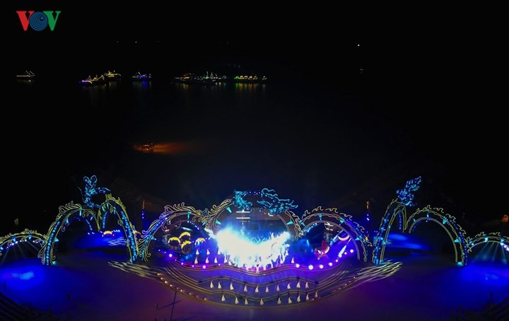 Đêm hội diễn ra tối 28/4 tại quảng trường Sun Carnival, Khu du lịch Bãi Cháy, Hạ Long, Quảng Ninh. Sân khấu dài 150m với hình ảnh Long Phụng chầu về hết sức độc đáo, lưng hướng ra vịnh Hạ Long mênh mông.