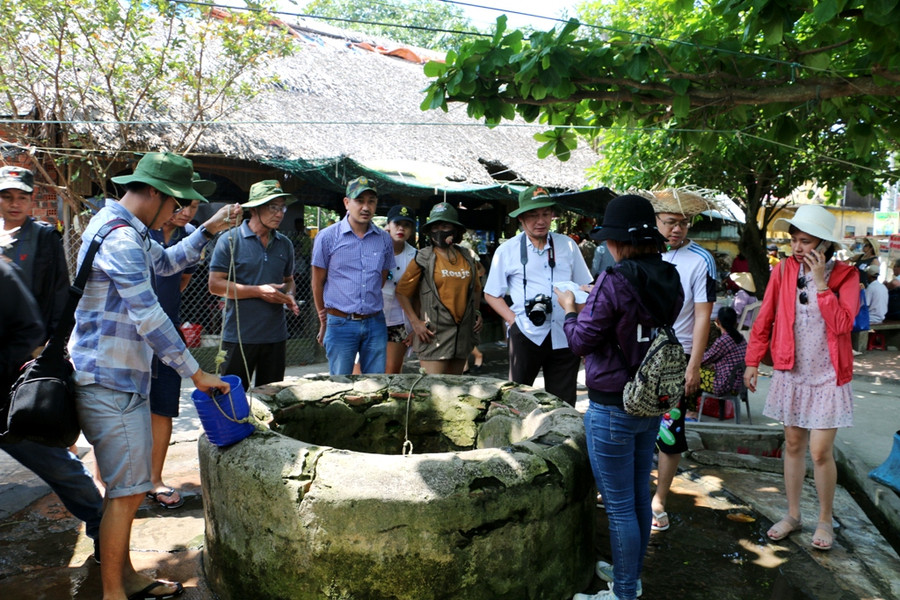 Tham quan giếng cổ Chăm có tuổi thọ trên 700 năm-giếng nước ngọt duy nhất trên đảo đã được xếp hạng di tích quốc gia vào năm 2006.