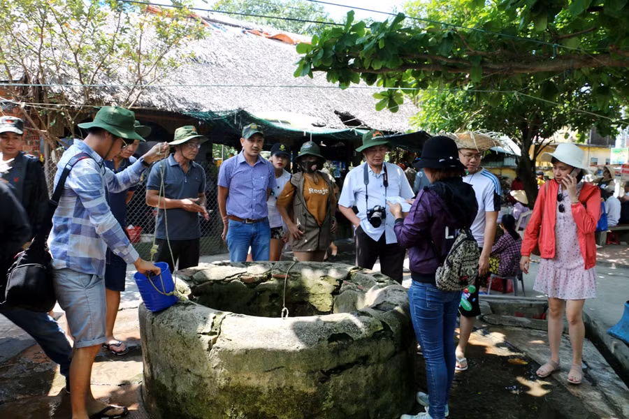 Tham quan giếng cổ Chăm có tuổi thọ trên 700 năm-giếng nước ngọt duy nhất trên đảo đã được xếp hạng di tích quốc gia vào năm 2006.