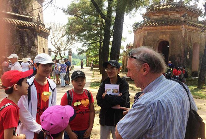 Các học trò của cô giáo Oanh hào hứng nói chuyện bằng tiếng Anh với du khách nước ngoài. Các học trò của cô giáo Oanh hào hứng nói chuyện bằng tiếng Anh với du khách nước ngoài.