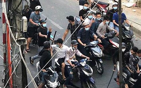 Hỗn chiến bằng mã tấu. (Ảnh: Dân trí) Hỗn chiến bằng mã tấu. (Ảnh: Dân trí)
