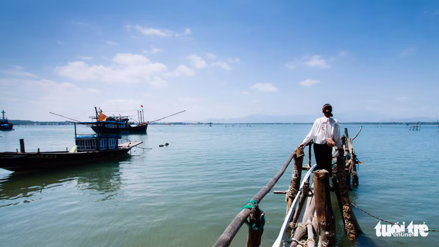 Cây cầu khỉ ngư dân dùng dể neo thuyền Cây cầu khỉ ngư dân dùng dể neo thuyền