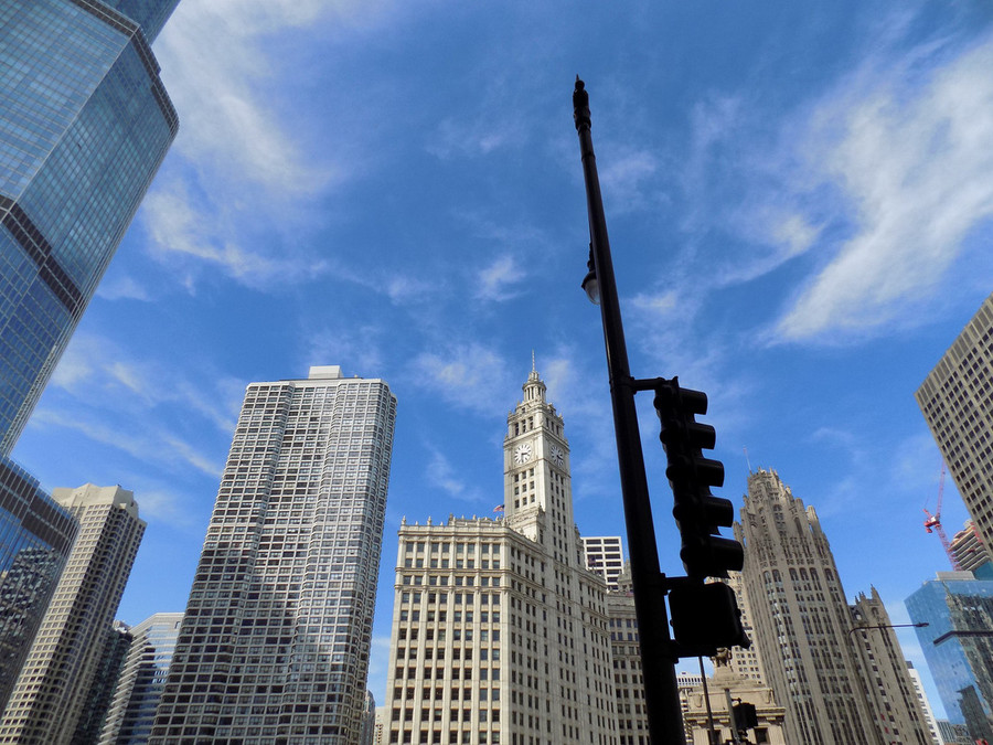 Từng nóc nhà cao thấp chen nhau san sát nhấp nhô như những nốt nhạc lúc trầm lúc bổng... 