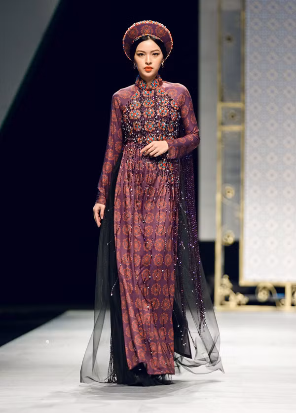 Trước sưu tập áo dài Nhung, Bảo Bảo giới thiệu những bộ cánh họa tiết gạch bông. Quán quân The Face 2017 Tú Hảo làm 'first face' trong tiết mục này.