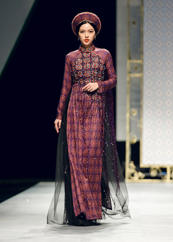 Trước sưu tập áo dài Nhung, Bảo Bảo giới thiệu những bộ cánh họa tiết gạch bông. Quán quân The Face 2017 Tú Hảo làm 'first face' trong tiết mục này. Trước sưu tập áo dài Nhung, Bảo Bảo giới thiệu những bộ cánh họa tiết gạch bông. Quán quân The Face 2017 Tú Hảo làm 'first face' trong tiết mục này.