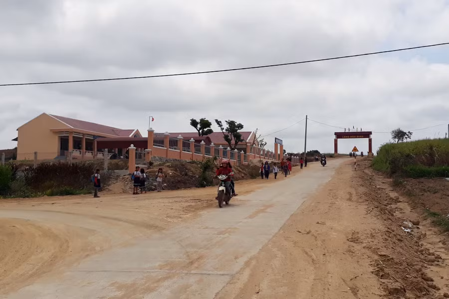 Điểm trường (Trường Tiểu học Lê Văn Tám) khang trang được xây dựng giữa 3 làng dân tộc thiểu số, Ảnh: N.T