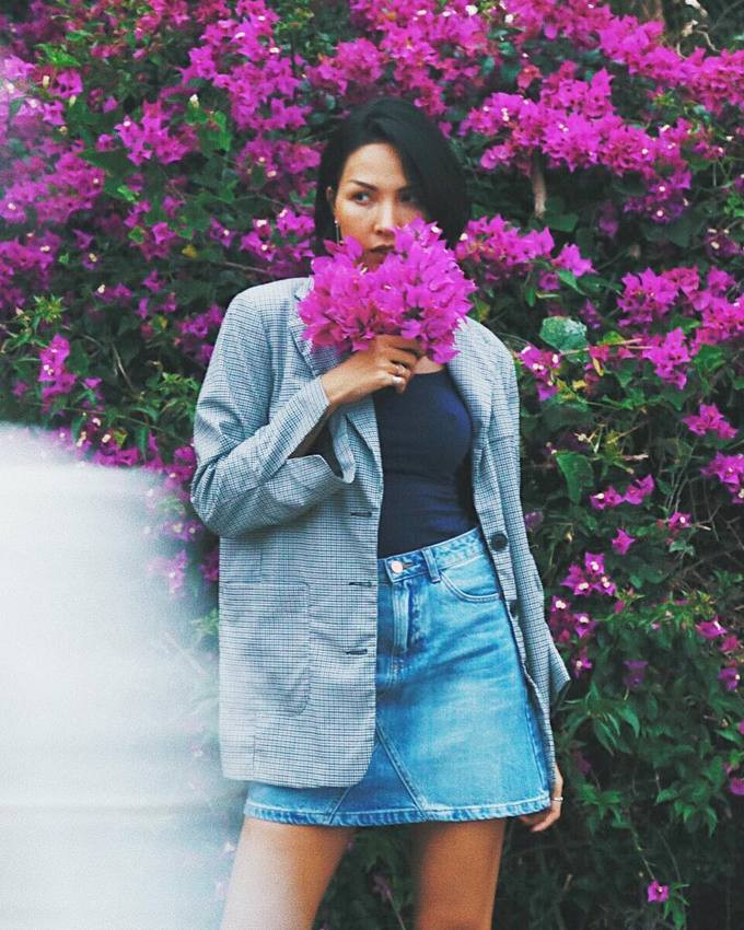 Chất liệu denim vốn mang hơi hướng đường phố, bụi bặm nên sẽ là item được các cô nàng cá tính ưa chuộng. Mix cùng blazer là gợi ý hay bạn có thể áp dụng giống chân dài Minh Triệu. 