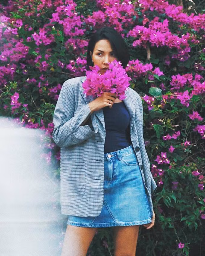 Chất liệu denim vốn mang hơi hướng đường phố, bụi bặm nên sẽ là item được các cô nàng cá tính ưa chuộng. Mix cùng blazer là gợi ý hay bạn có thể áp dụng giống chân dài Minh Triệu. 