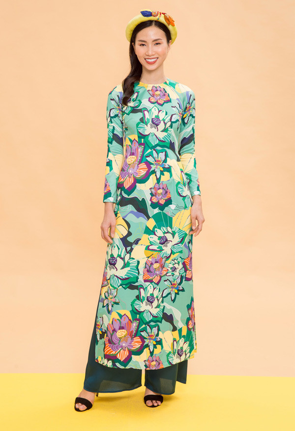 Ngoài nghề mẫu, Thanh Thủy còn mở quán bán nem nướng - đặc sản Nha Trang tại TP HCM để có thêm thu nhập. Sau những giờ đi diễn cô lại về quán tự tay nắm nem, bưng bê đồ ăn phục vụ thực khách.