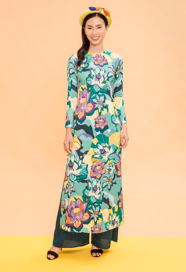 Ngoài nghề mẫu, Thanh Thủy còn mở quán bán nem nướng - đặc sản Nha Trang tại TP HCM để có thêm thu nhập. Sau những giờ đi diễn cô lại về quán tự tay nắm nem, bưng bê đồ ăn phục vụ thực khách. Ngoài nghề mẫu, Thanh Thủy còn mở quán bán nem nướng - đặc sản Nha Trang tại TP HCM để có thêm thu nhập. Sau những giờ đi diễn cô lại về quán tự tay nắm nem, bưng bê đồ ăn phục vụ thực khách.