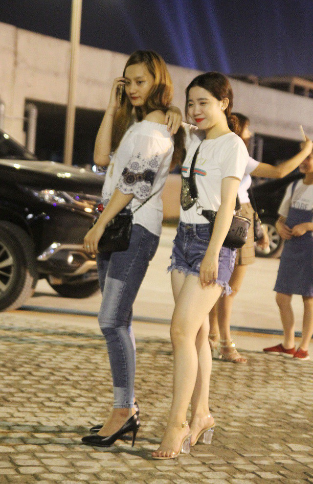  Các cô gái xinh xắn đến tham dự ngày hội và check-in tại cổng chào.