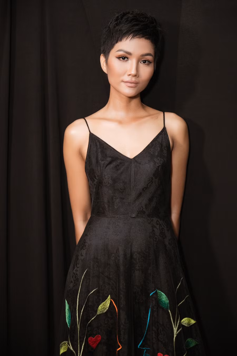  Zing.vn đã phỏng vấn H'Hen Niê về việc này, cô chia sẻ: 