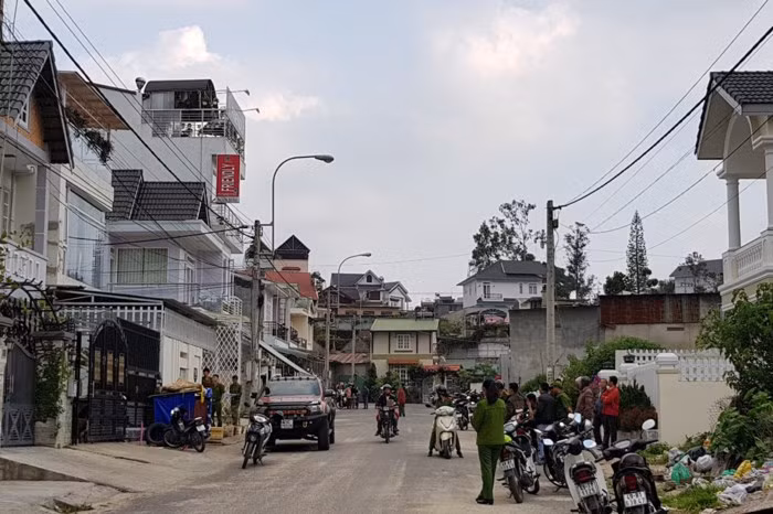Khám nghiệm hiện trường vụ nổ súng ở đường Hàn Thuyên, TP.Đà Lạt 