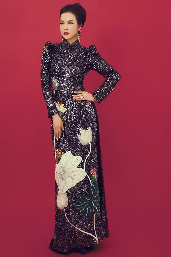  Trên nền chất liệu với nét đặc trưng thể hiện sự hào nhoáng và bóng bẩy là hoạ tiết hoa lá uyển chuyển.