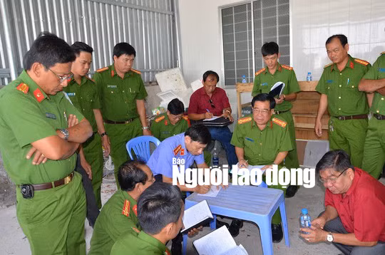 Lãnh đạo Công an tỉnh Trà Vinh và các đơn vị nghiệp vụ phối hợp điều tra, phá án. Ảnh do công an cung cấp