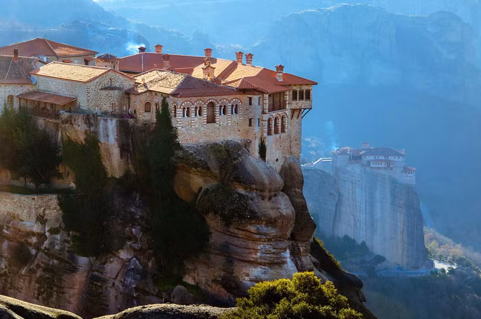 Cận cảnh tu viện Valaam, phía sau là tu viện Roussanou - Ảnh: Georgios Tsichlis/Shutterstock