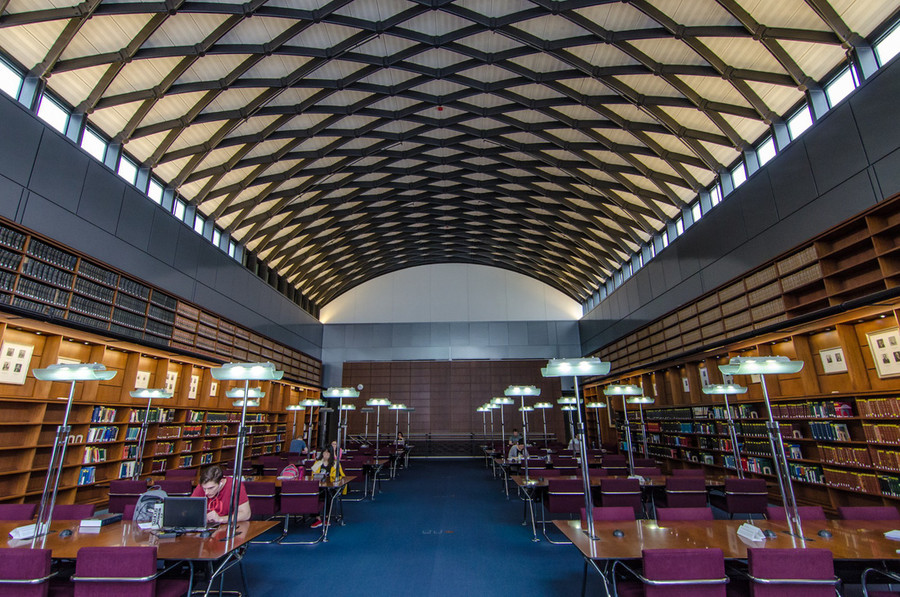 Thư viện của học viện Công nghệ Illinois hiện đại. 