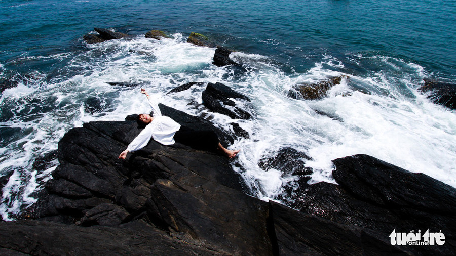 Những ghềnh đá hoang sơ ngàn năm sóng vỗ Những ghềnh đá hoang sơ ngàn năm sóng vỗ