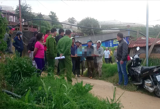 Nạn nhân được đưa ra khỏi khu vực 