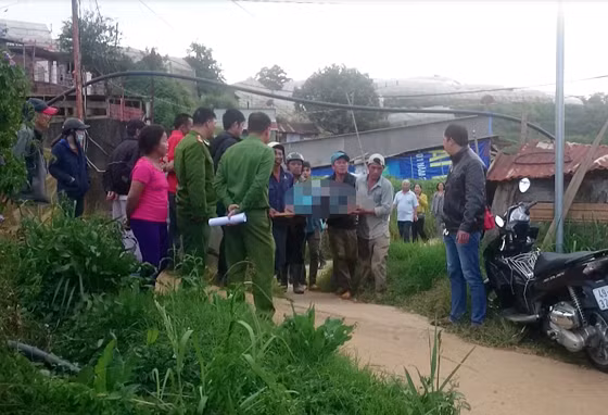 Nạn nhân được đưa ra khỏi khu vực 